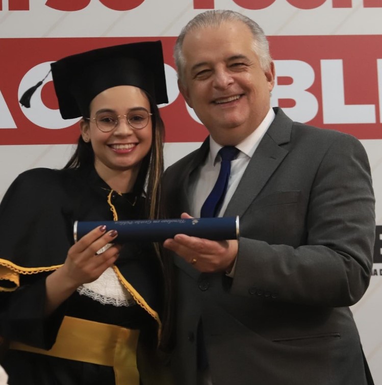 Eva e o presidente da Fundação Márcio França no dia da Formatura em agosto de 2023 Eva e o presidente da Fundação Márcio França no dia da Formatura em agosto de 2023