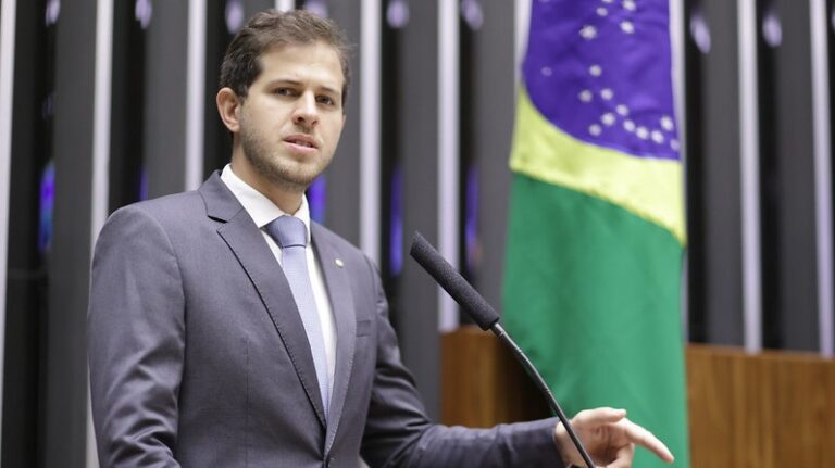 Pedro Campos pede à PGR investigação de autores de trend “caso ela diga não” sobre violência contra mulheres